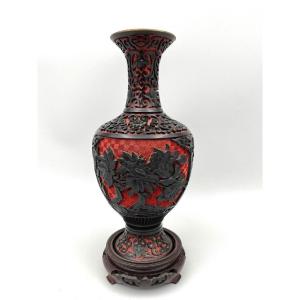 Vase ancien en laque de cinabre Chine milieu XXe rouge et noir laiton