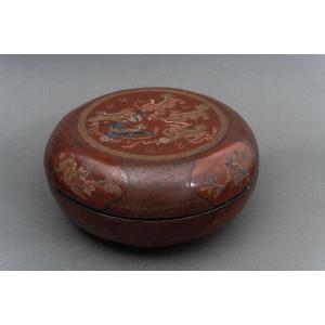 Boite en laque rouge Chine début XXe décor de dragon chien de fô