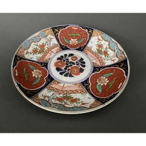 Grand plat en porcelaine d'Imari XIXe décor floral