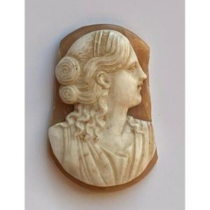 Camée du XVIIIe profil de femme à l'Antique en agate