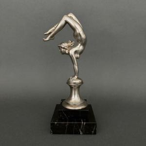 Mascotte automobile en bronze par Emile Carlier la contorsionniste XXe