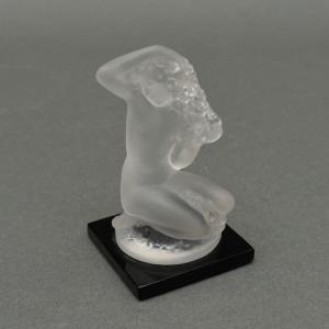 Sujet féminin nu par Lalique en verre dépoli sur socle noir