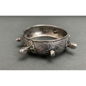 Bracelet oriental berbère en argent XXe à pointes et cabochons 54 grammes