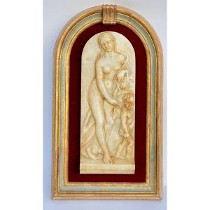 Alabaster Plaque Bas-relief Venus With Cupids 19th Century Gilded Frame Red Velvet