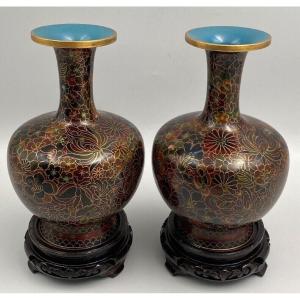 Paire de vases cloisonnés Chine XXe support en bois décor floral