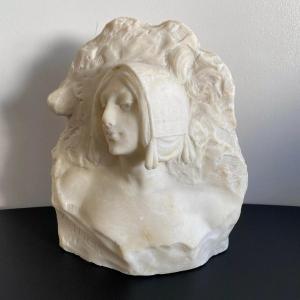 Sculpture en marbre représentant La Vallière XXe par J. Morrini