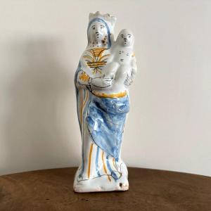 Vierge d'accouchée couronnée XVIIIe en faïence de Nevers