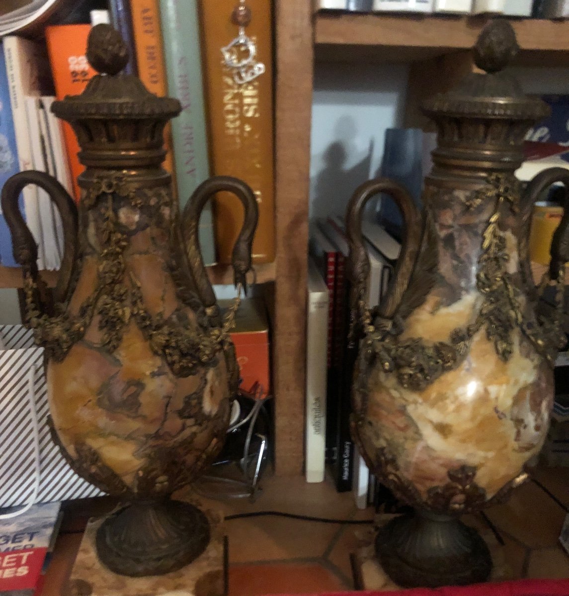 Paire de vases en marbre 