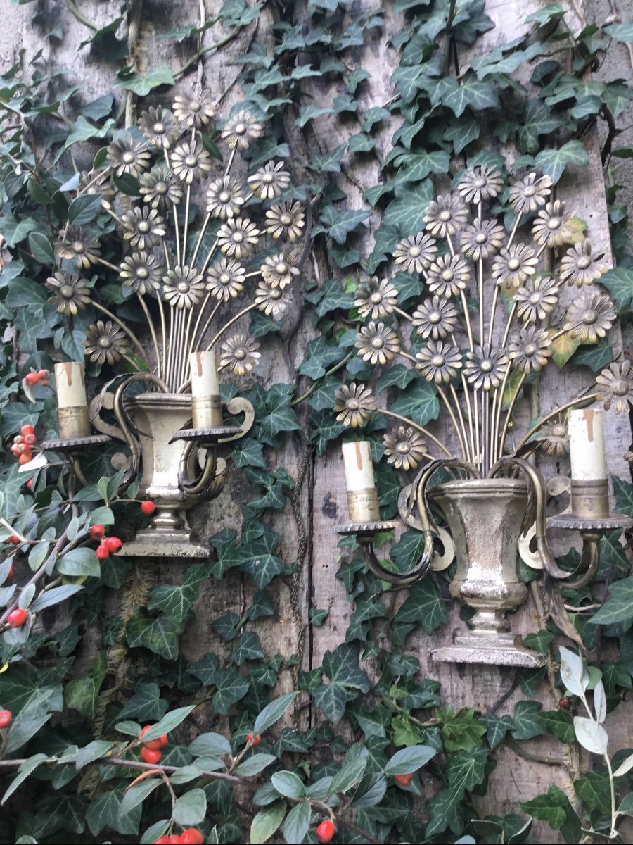 Pair Of Silver Sconces With Bouquets Of Daisies-photo-1