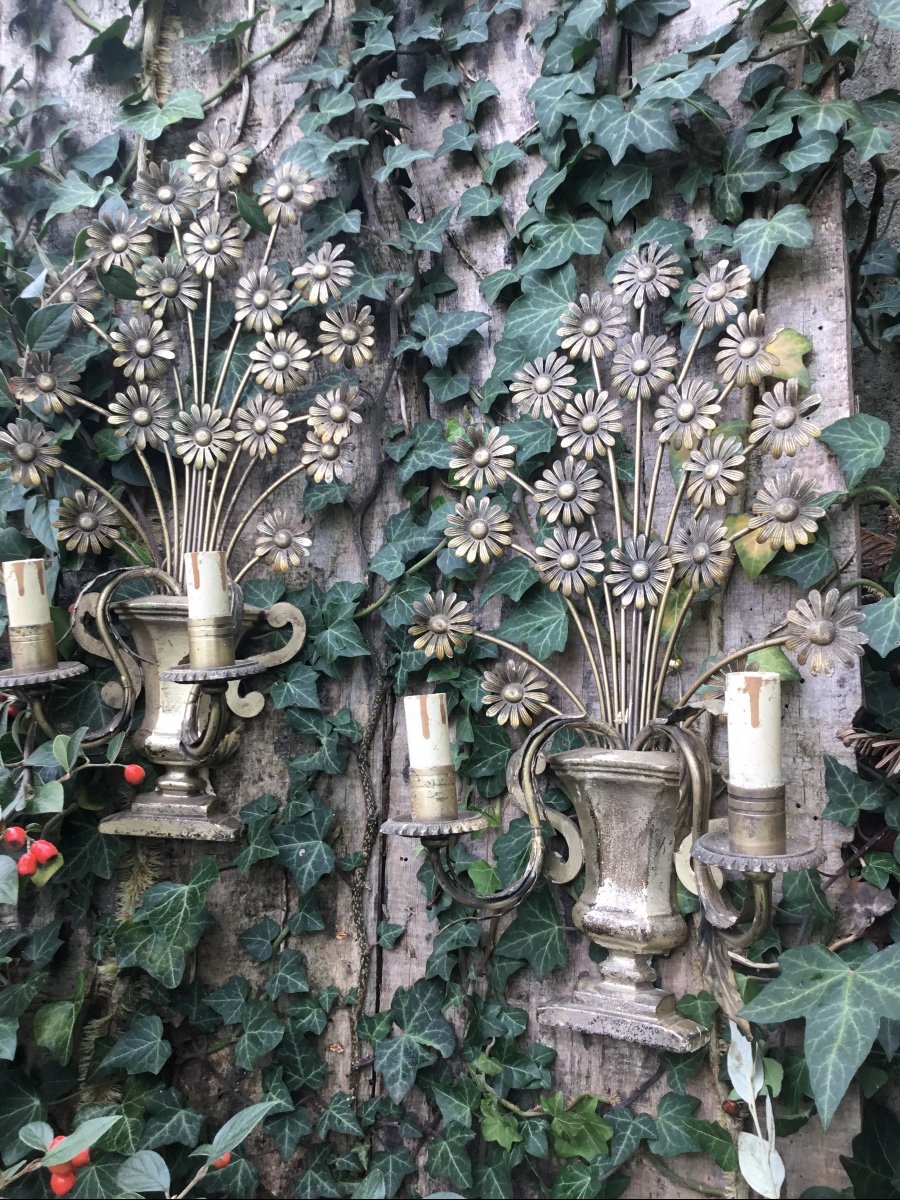 Pair Of Silver Sconces With Bouquets Of Daisies-photo-3