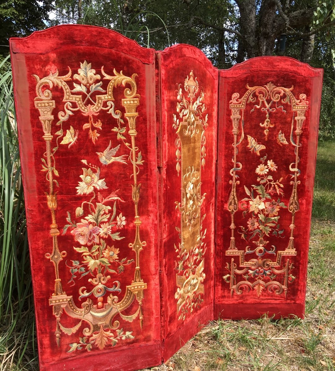 Screen Three Leaves In Red Velvet With Embroidered Decor-photo-3