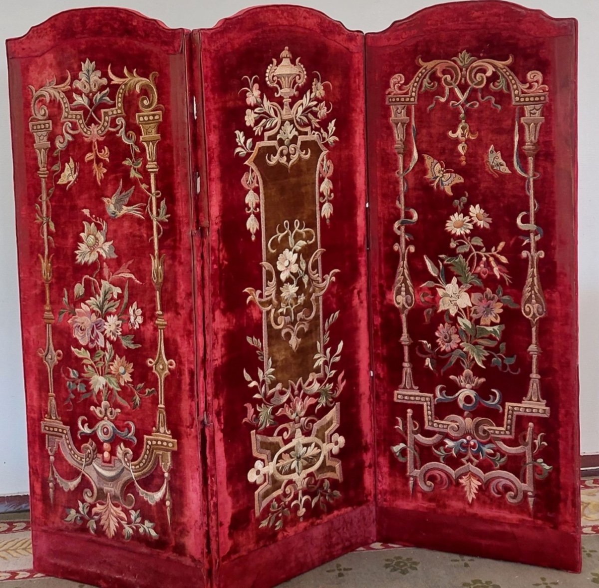 Screen Three Leaves In Red Velvet With Embroidered Decor-photo-8