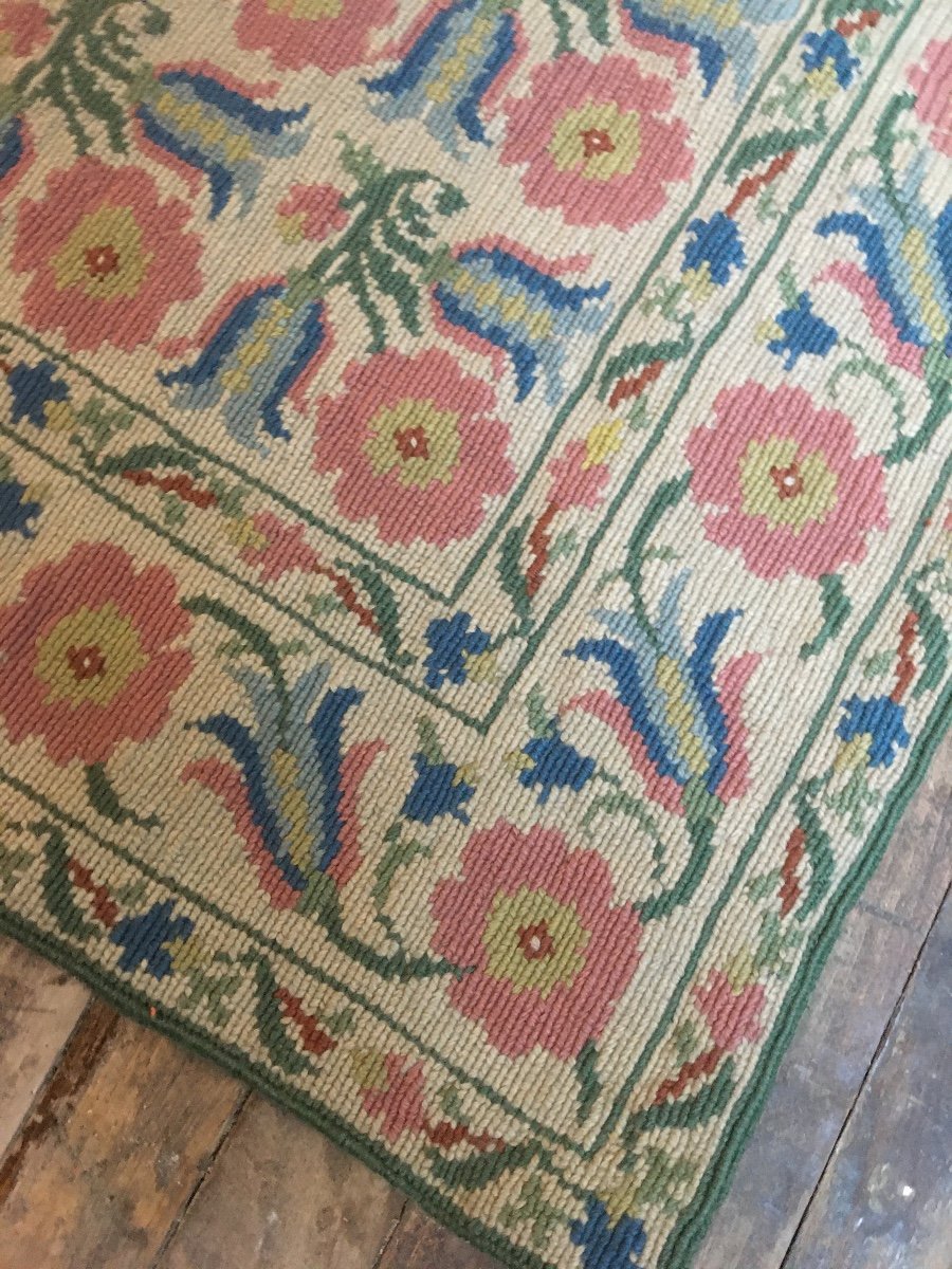 Tapis Au Point à Décor Floral vers 1900