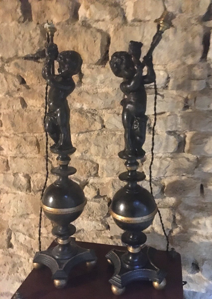 Paire De Grandes Lampes En Fonte à Décor De Putti 