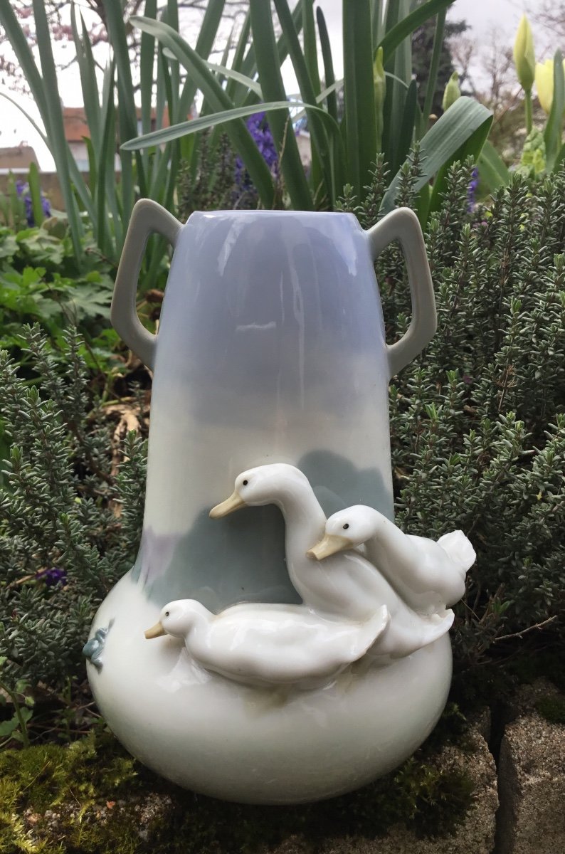 Small Frog Hunting Vase 