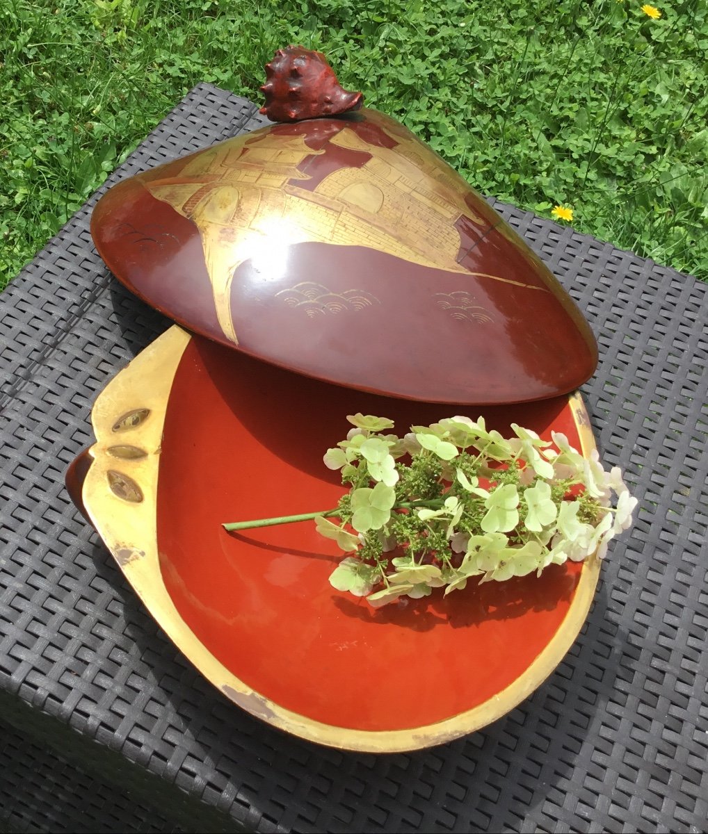 Lacquered Shell-shaped Box Decorated On All Sides -photo-3