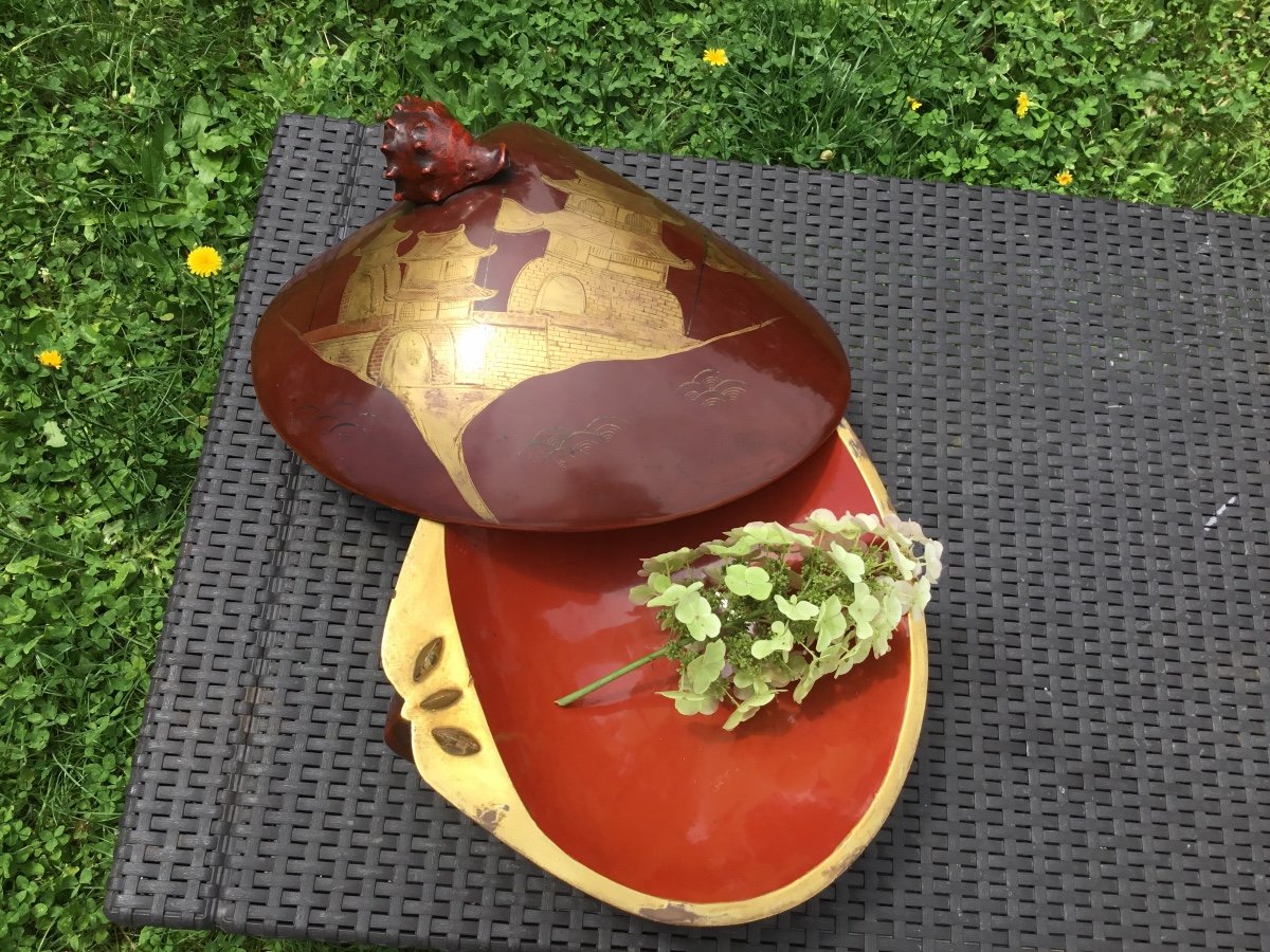 Lacquered Shell-shaped Box Decorated On All Sides -photo-1