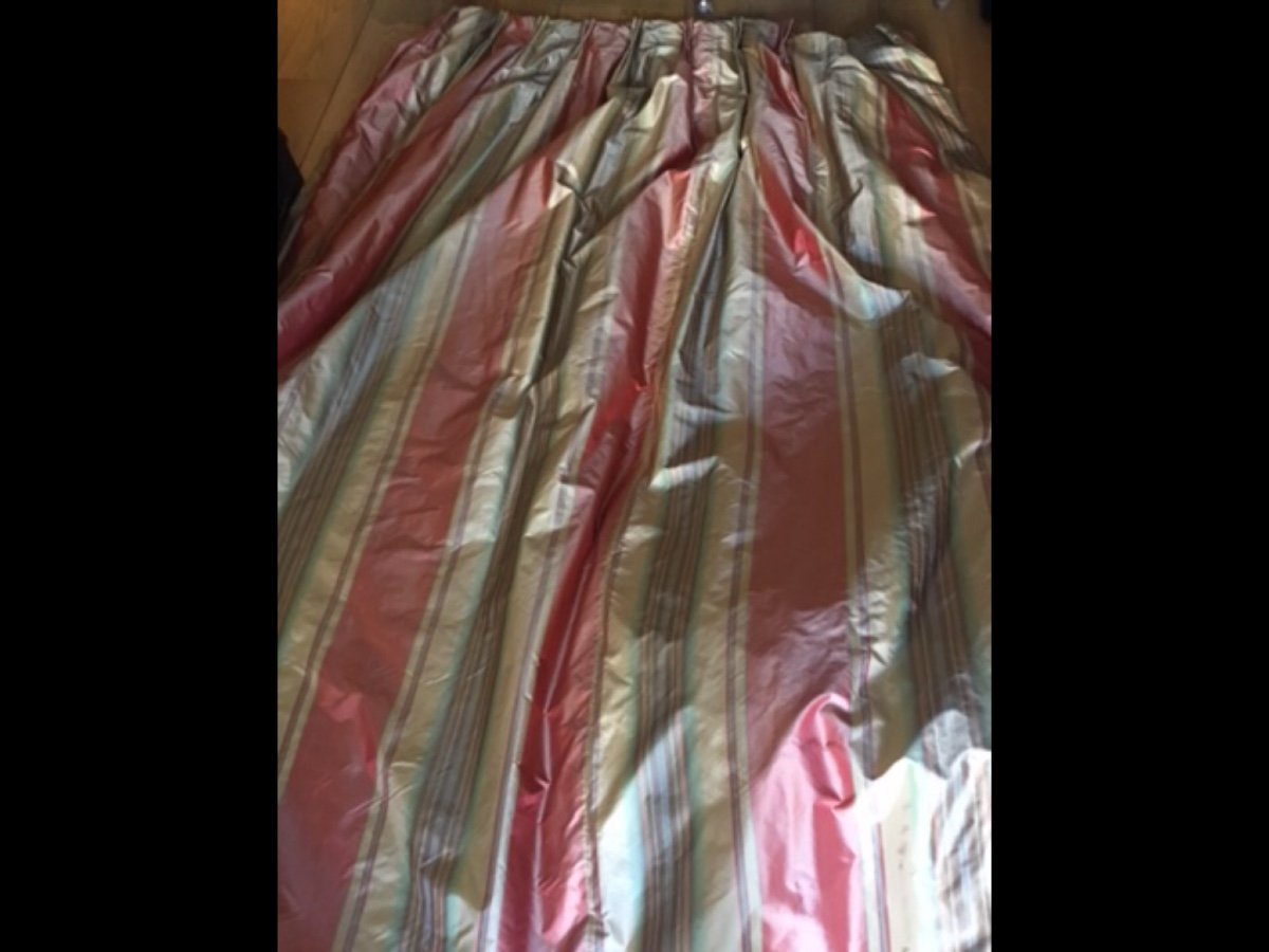 The Pair Of Double Silky Curtains In Powdery Colors -photo-2