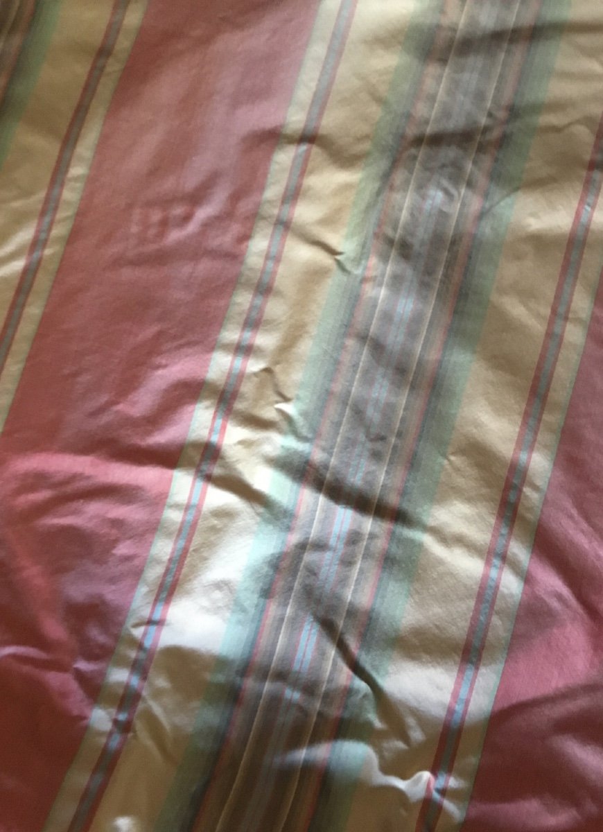 The Pair Of Double Silky Curtains In Powdery Colors -photo-1