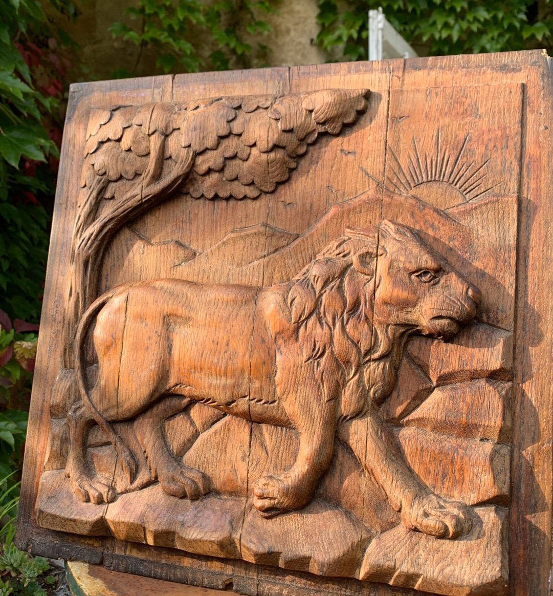 Panneau Sculpté Au Lion Au Coucher De Soleil 