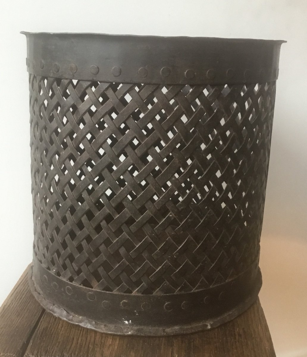 Tightly Woven Iron Waste Paper Basket