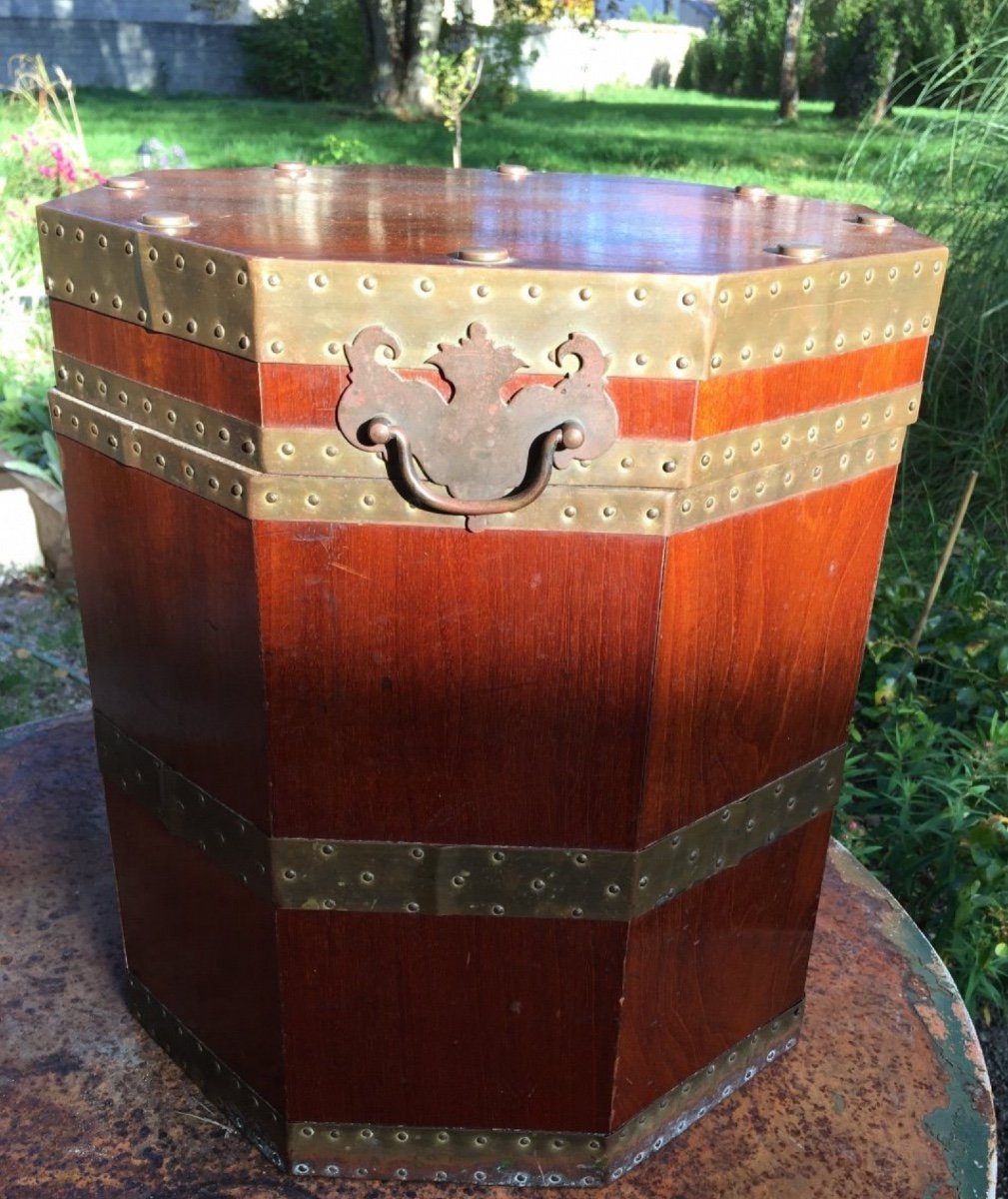 Deep English Octagonal Chest And Wood Circled With Brass-photo-2