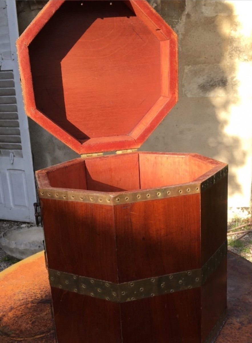 Deep English Octagonal Chest And Wood Circled With Brass-photo-3