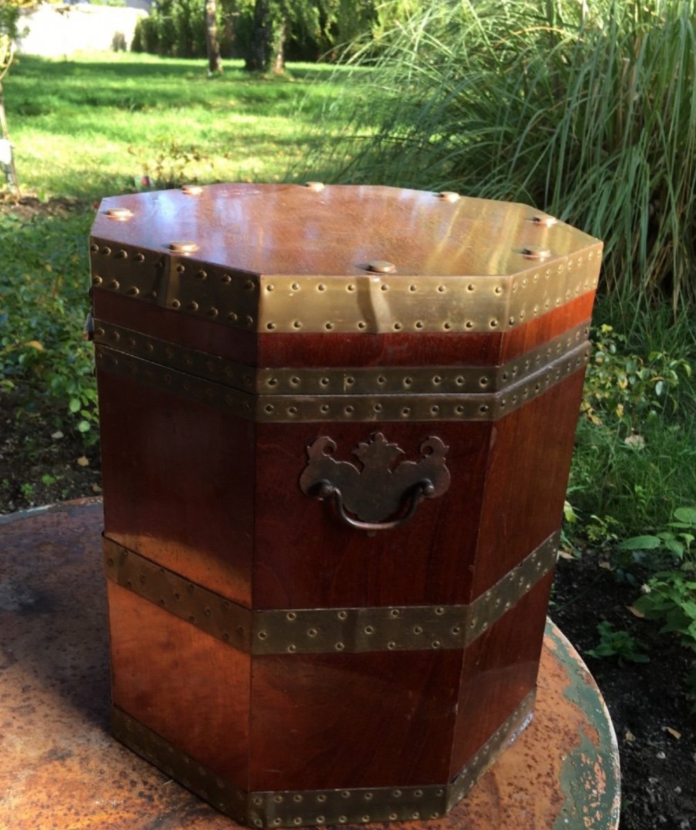 Deep English Octagonal Chest And Wood Circled With Brass-photo-1