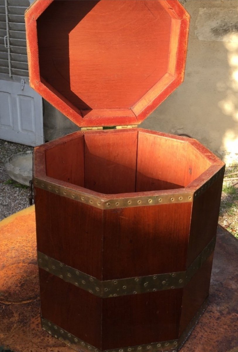 Deep English Octagonal Chest And Wood Circled With Brass-photo-3