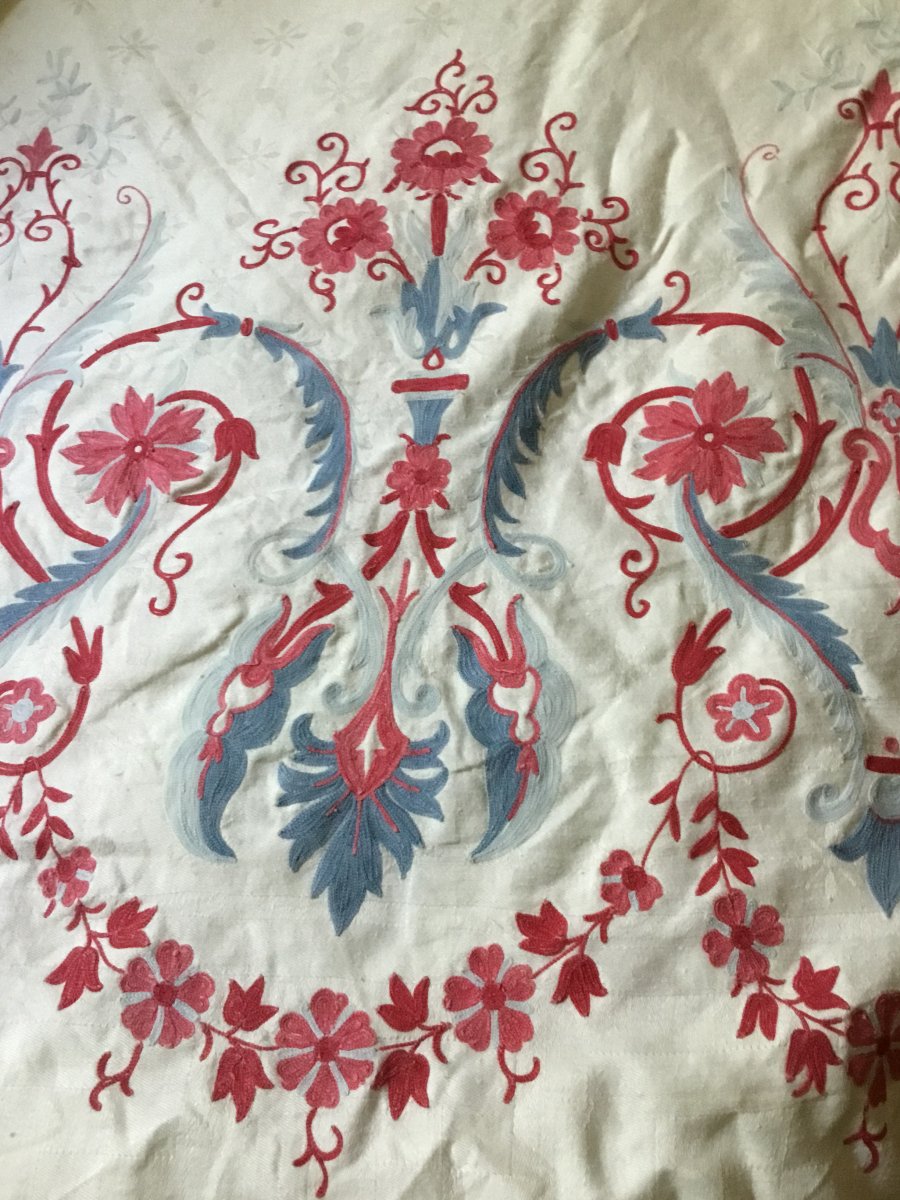 Overdecorated Damask Tablecloth With Embroidery-photo-1