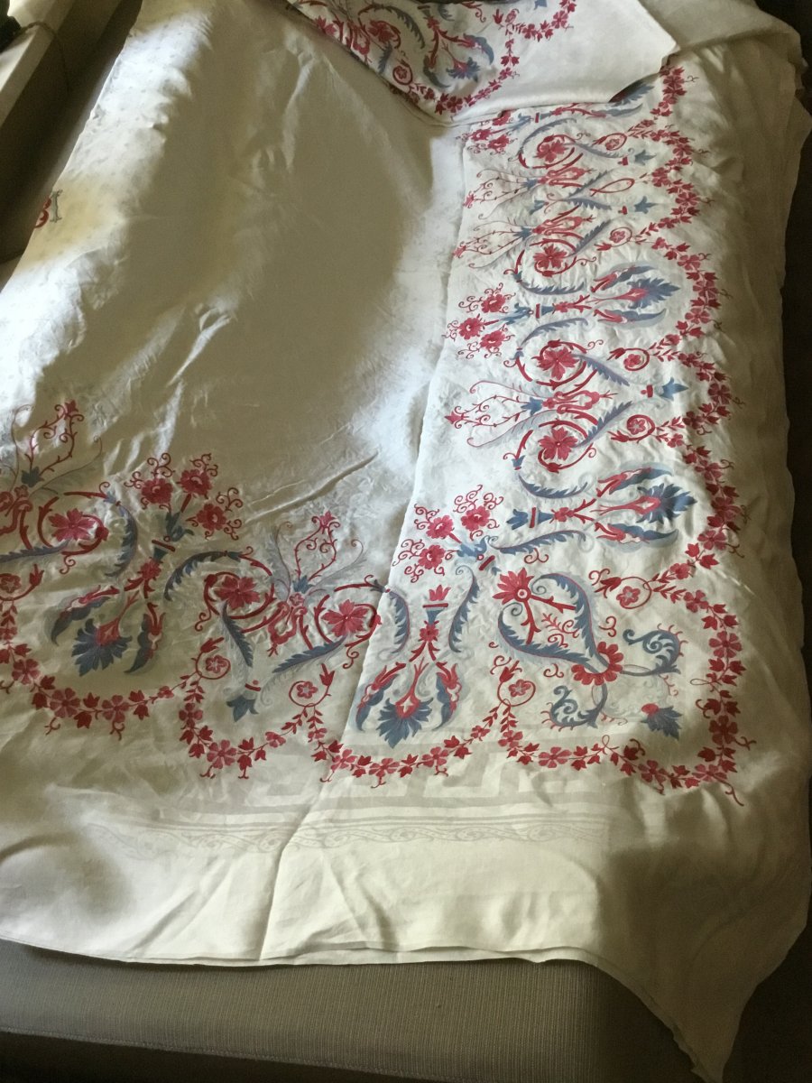 Overdecorated Damask Tablecloth With Embroidery-photo-2