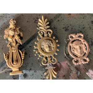 Les Trois Petits Décors Bronzes D’ameublement En Bronze Doré