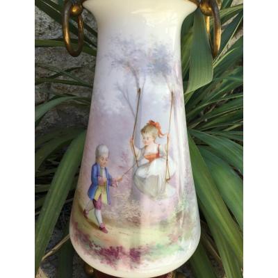 Vase En Opaline Au Décor Romantique à L’escarpolette