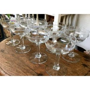 Suite De Huit Coupes à Champagne En Cristal Gravé