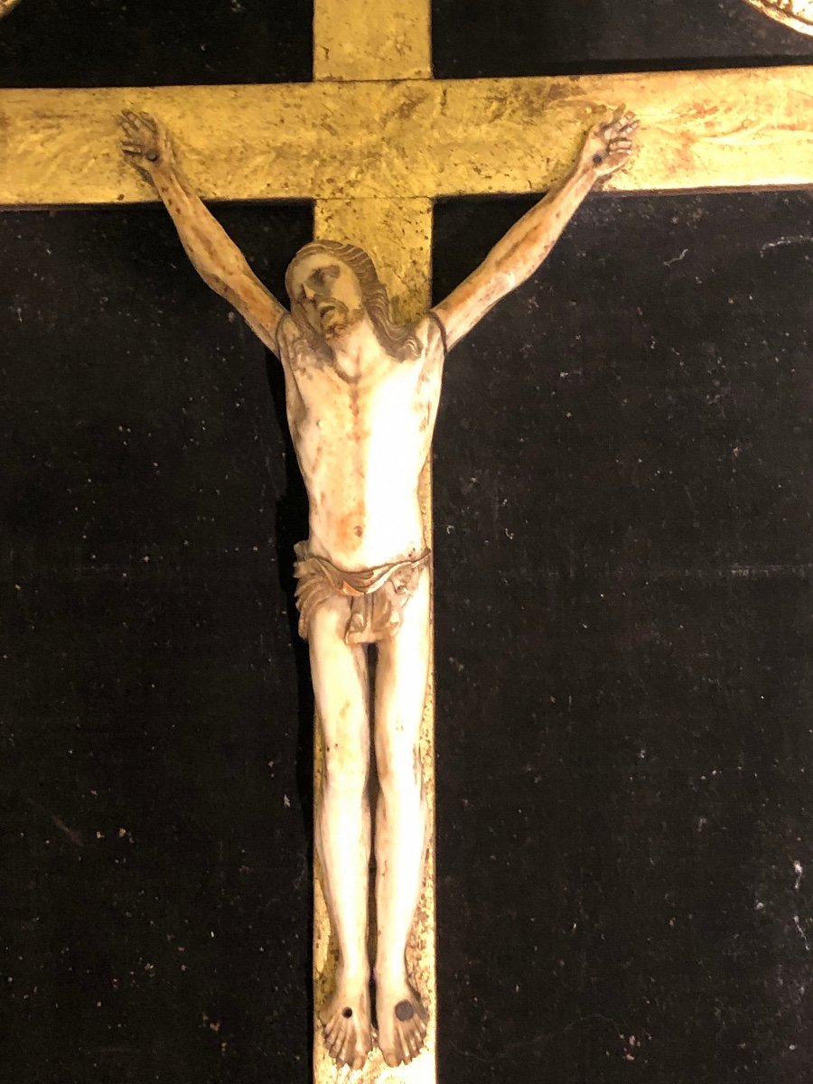 Crucifix - Christ In Ivory In Its Period Frame. Early 18th Century -photo-2