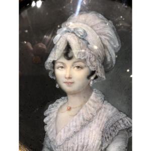 Grande Miniature : Portrait D’une Belle et Élégante Jeune   Femme  école Française Du XIX Eme 