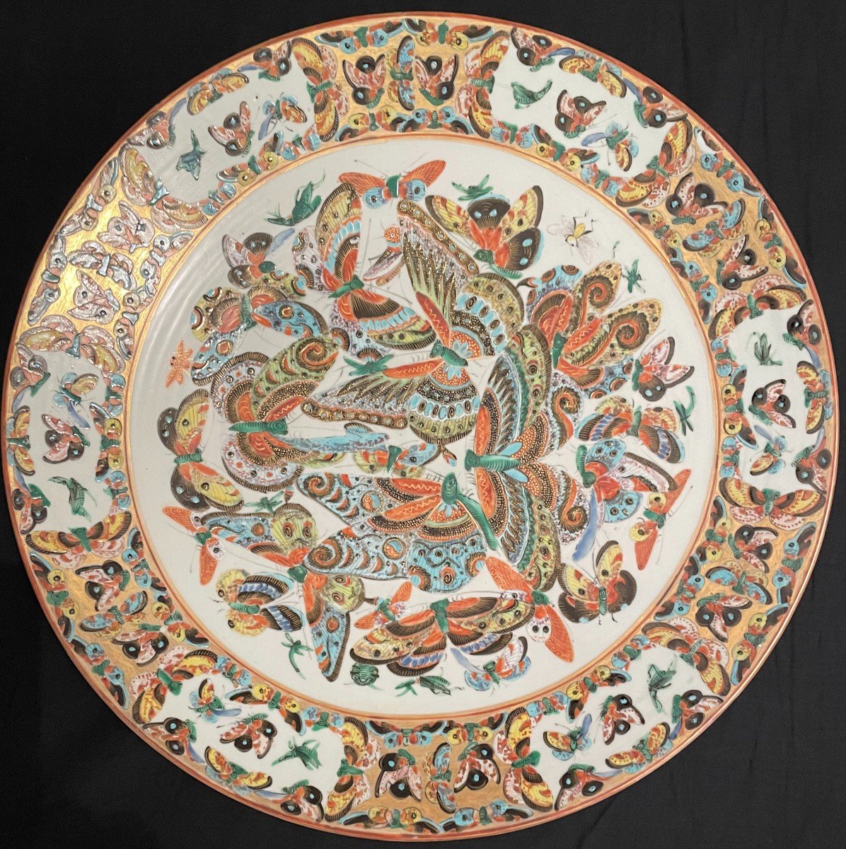 Chine Canton Grand Plat En Porcelaine Aux Papillons Fin XIXème 