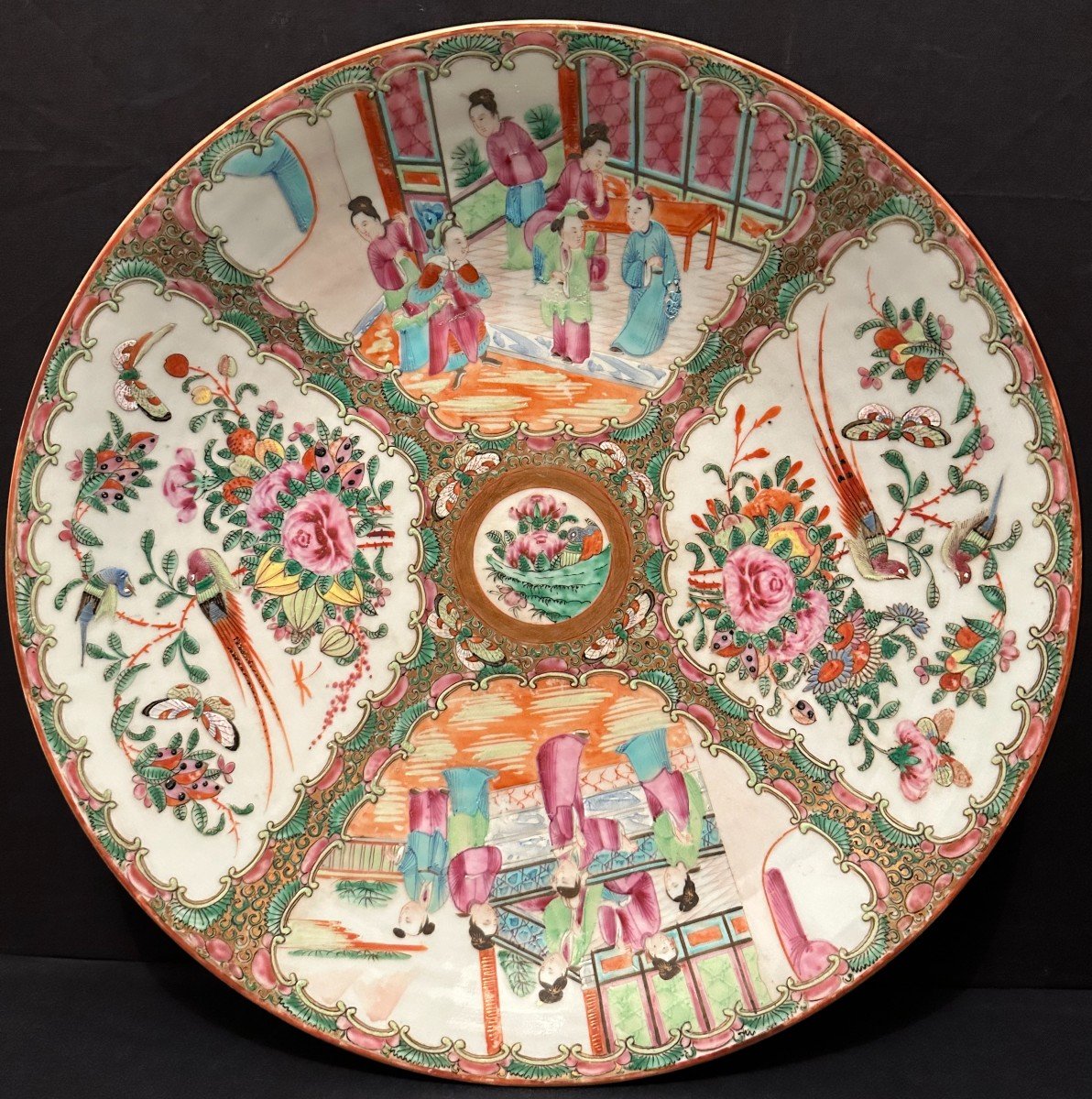 Chine Grand Plat Creux Porcelaine  En Émaux De Canton Fin XIXème