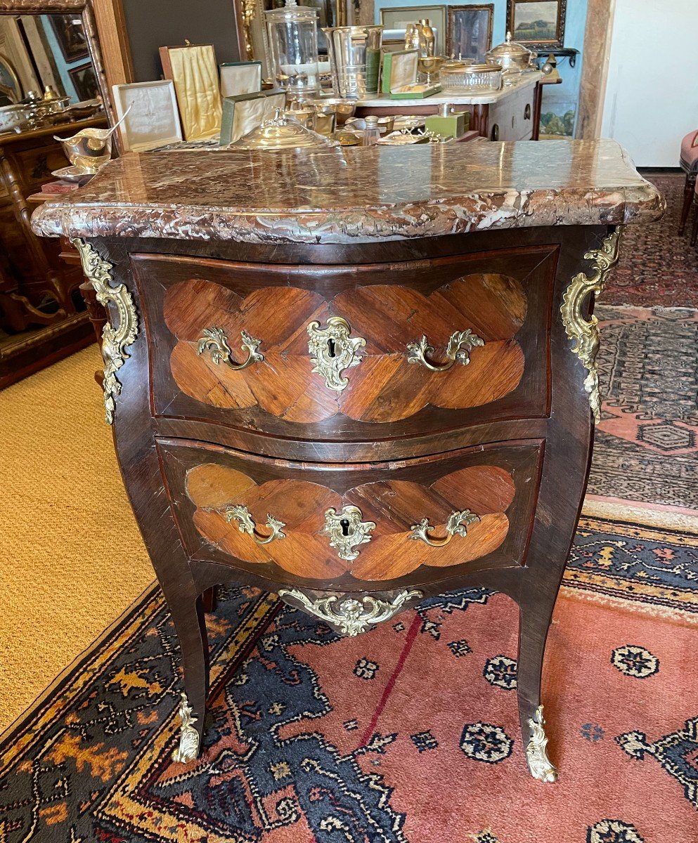 Petite Commode en Sauteuse Louis XV d'Entre-deux Marqueterie époque XVIIIème