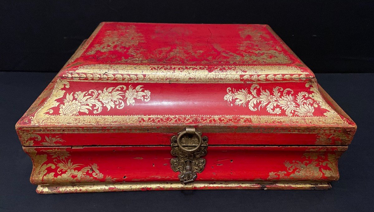 Wig Box With Martin Gold Varnish On Red Background Louis XV Period XVIIIth