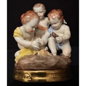 Capodimonte Groupe d'Enfants En Porcelaine Symbolisant  l'Hiver Début XXème