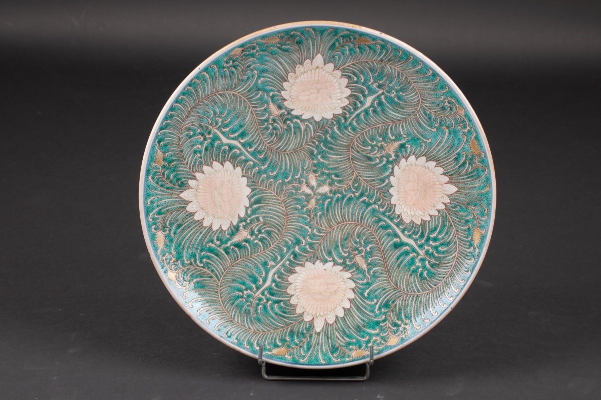 Grand Plat En Porcelaine à Décor De Feuilles Et Fleurs De Lotus 