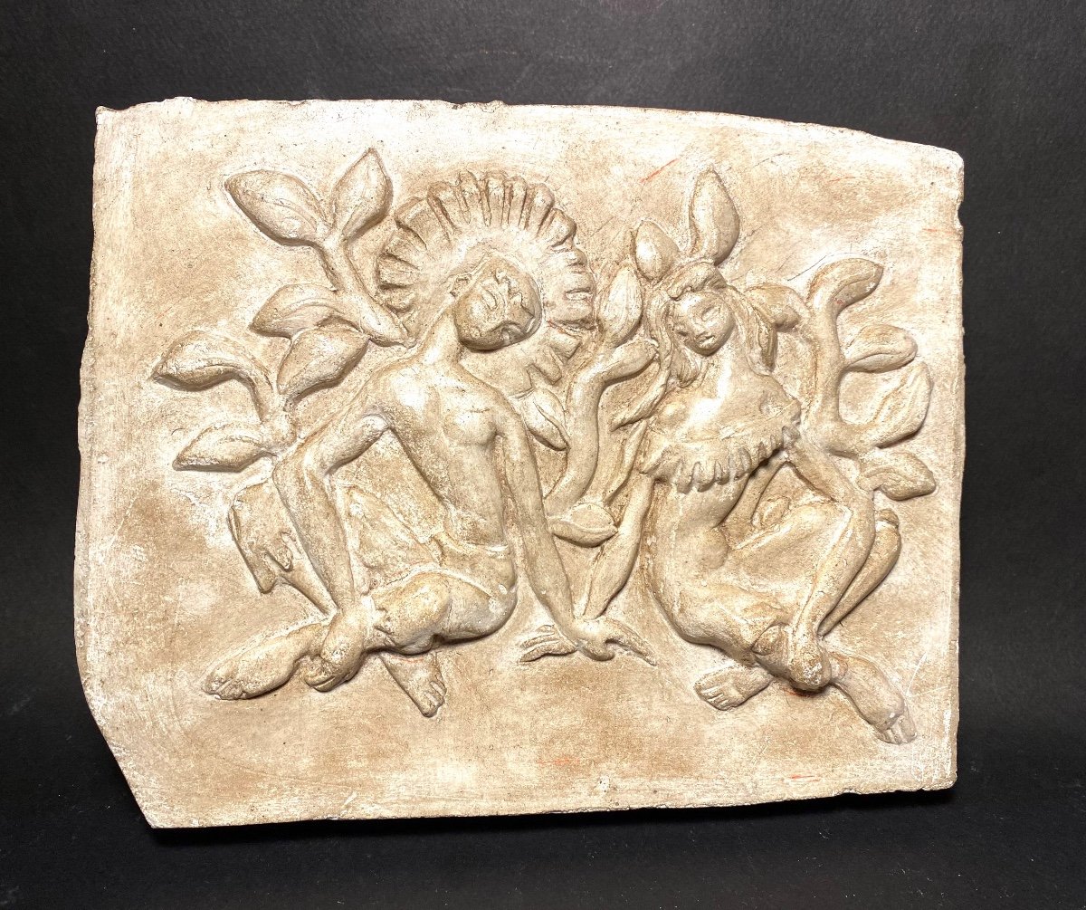 « Couple Dans Un Jardin ». Bas Relief En Plâtre Patiné Milieu XXème.-photo-2