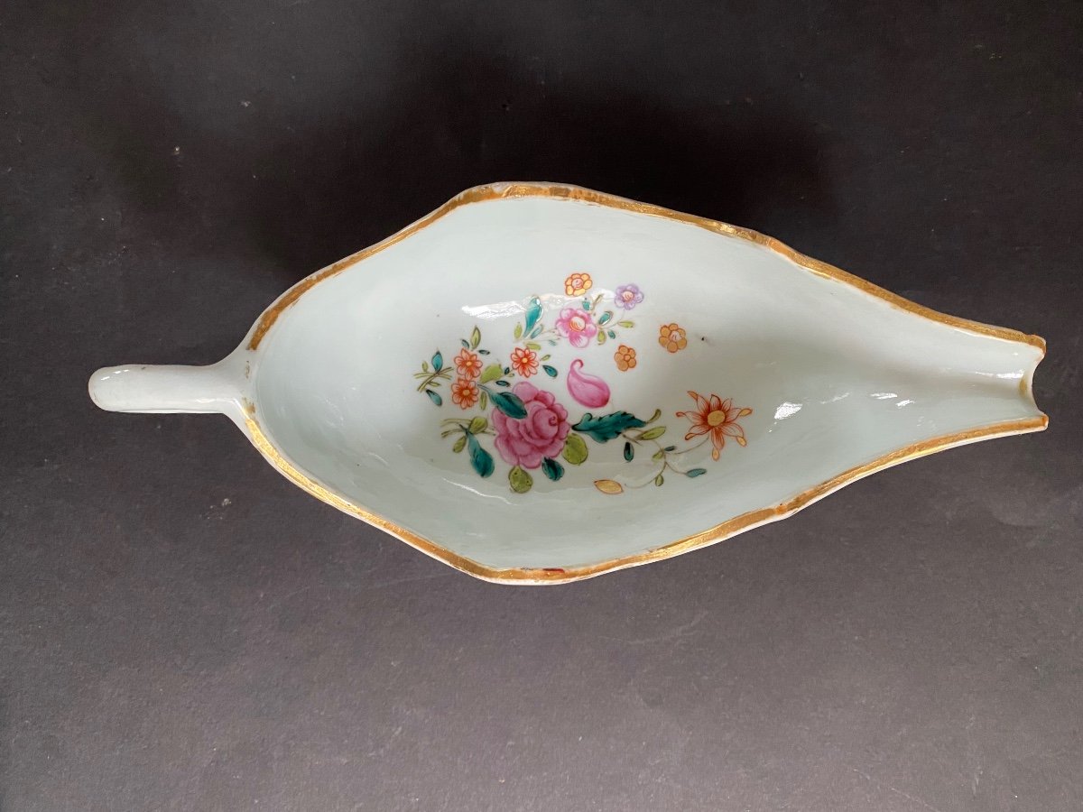  18th Century Porcelain Gravy Boat. India Company. Floral Decor.-photo-5