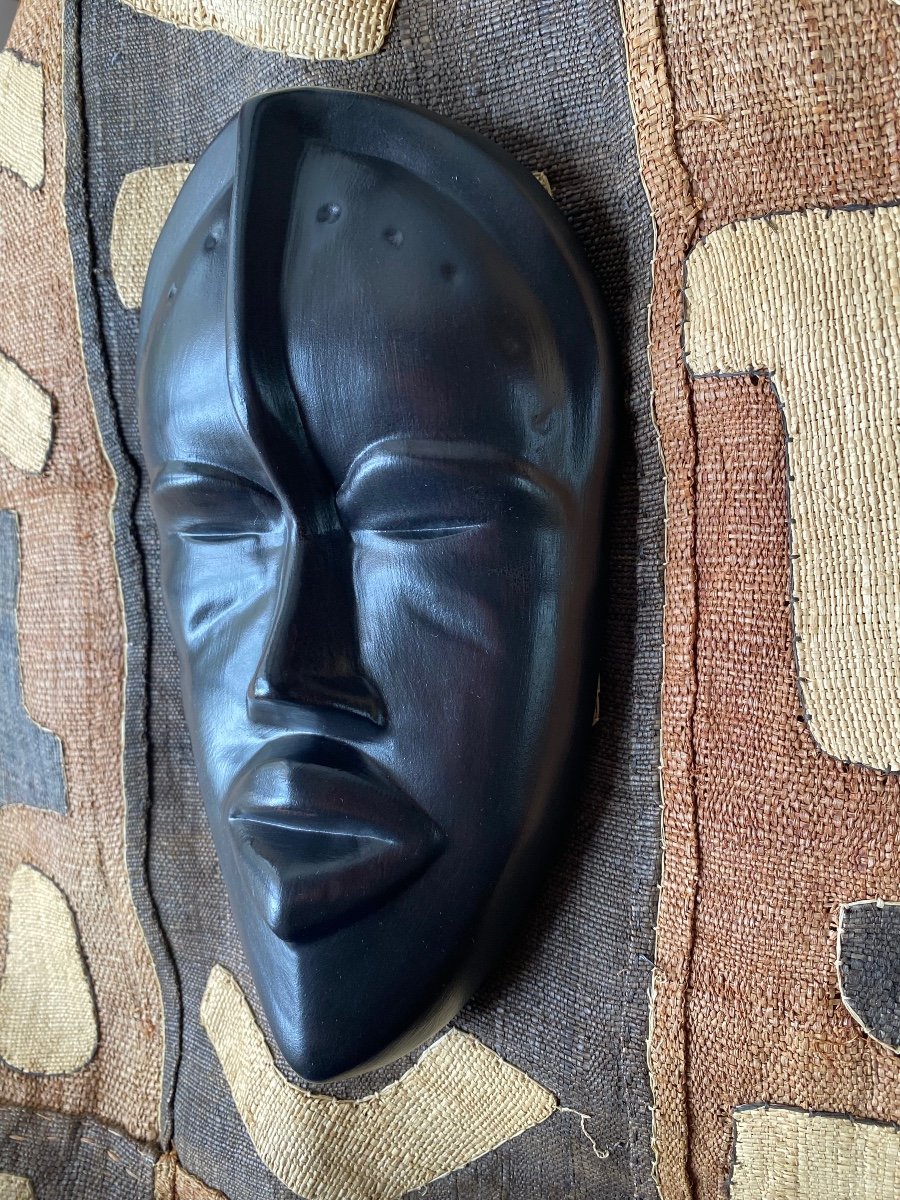 Masque Africaniste En Céramique Noire. Milieu XXème. -photo-3