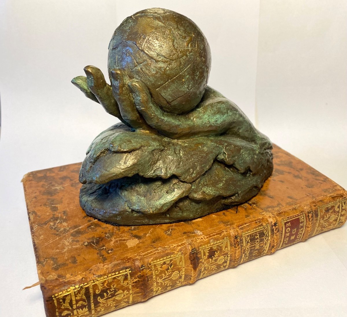 Mara Dominioni. Sculpture En Bronze. Presse-papier. Main  Portant Un Globe Terrestre. -photo-1