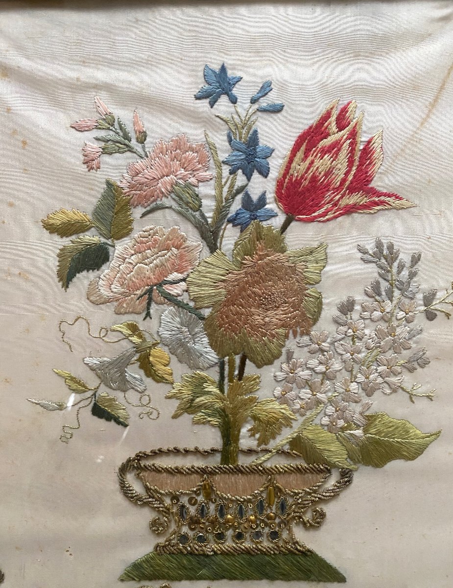 Broderie Sur Soie Début XIXème. Corbeille Fleurie. Fil Et Canetilles. 1832. -photo-3