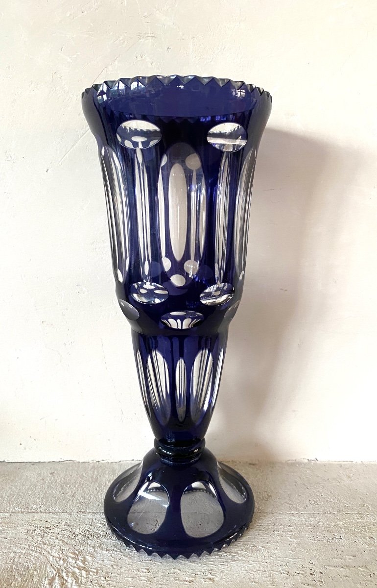 Vase En Cristal Taillé. Double Couche Overlay. Bleu Foncé. Milieu XXème. 