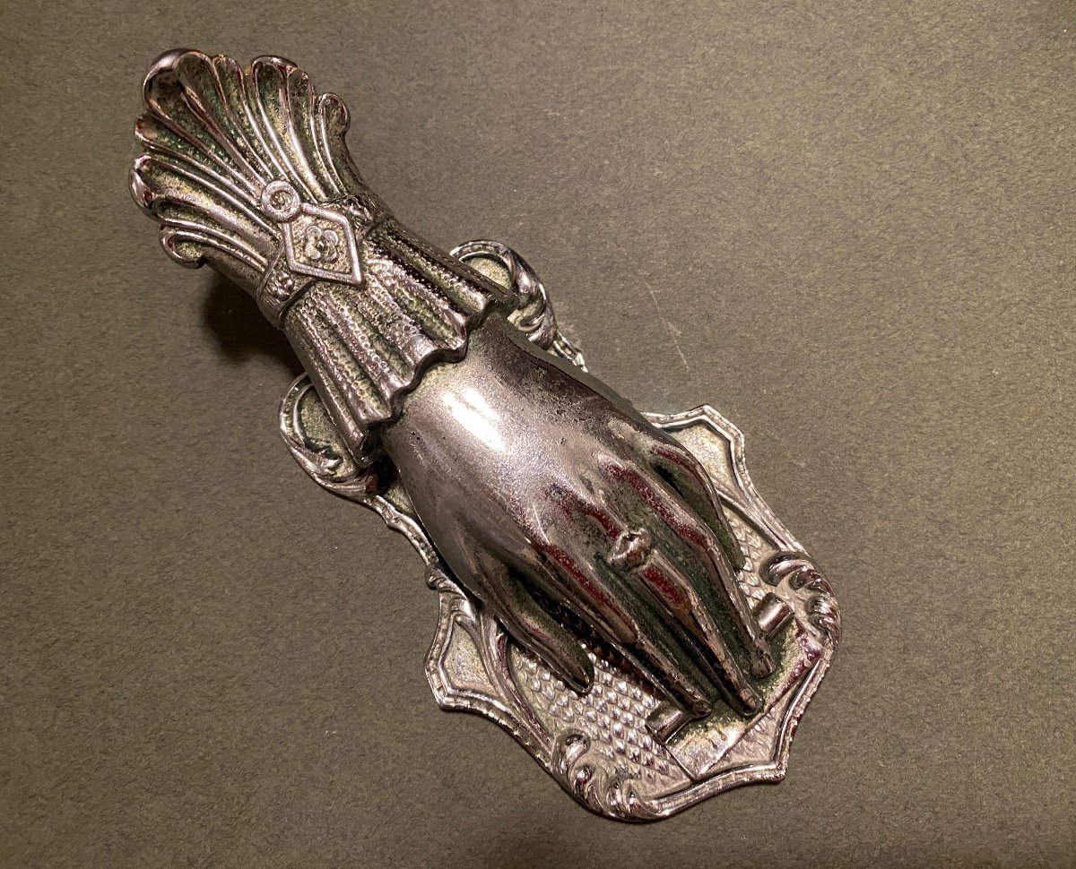 Pince à Courrier En Bronze Argenté XIXème. Main De Femme Avec Manchette Et Bague. 