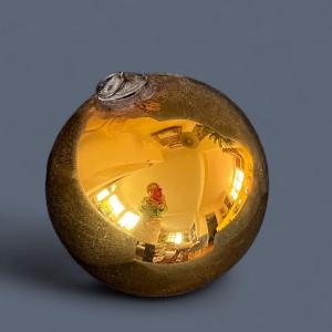 Ball Of Forgiveness. 19th Century. Golden églomisé Glass.